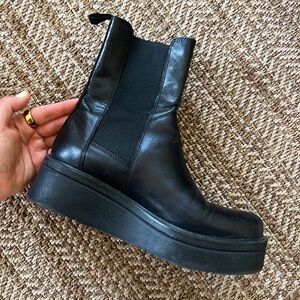 Vagabond Black Leather Chelsea Boots